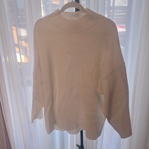 Classy cozy off white sweater ✨